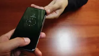 Актюбинца прямо на улице заставили взять телефон в кредит