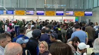 Огромные очереди сняли на видео в аэропорту Алматы