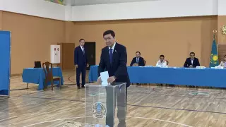 Спикер Мажилиса Кошанов проголосовал на референдуме