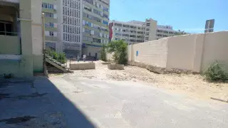 "Здесь дело в халатности акимата". Людям заблокировали проезд к дому в Актау