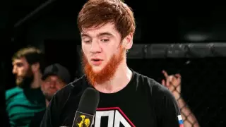 Звезда поп-ММА нокаутировал посетителя торгового центра после поцелуя с девушкой