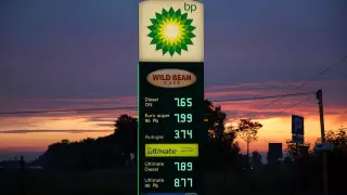 Цены на бензин рекордно подскочили в Великобритании