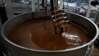 Два человека упали в бак с расплавленным шоколадом на фабрике Mars
