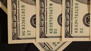 Курс доллара немного снизился