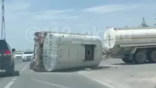 Бензовоз опрокинулся в пригороде Актау