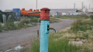 Жители села близ Алматы жалуются на отсутствие воды и дороги без асфальта