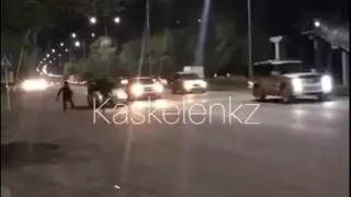 Спасло чудо: мать с дочерью в последний момент увернулись от авто в Алматинской области