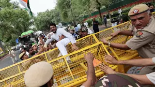 Ожесточенные протесты из-за сокращения срока службы в армии вспыхнули в Индии