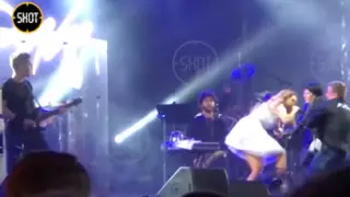 Фанатка МакSим, уронившая певицу на сцене, попросила у нее прощения