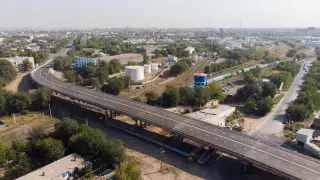 Девушке помешал прыгнуть с моста проезжавший мимо пожарный в Уральске