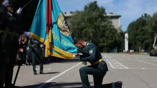 Глава КНБ поздравил молодых офицеров с выпуском