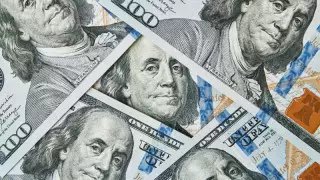 Тенге укрепился к доллару перед выходными