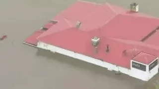 Тысячи семей эвакуируются из-за наводнений в Австралии