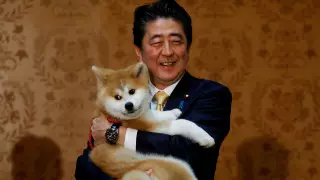 Экс-премьера Японии тяжело ранили во время публичного выступления