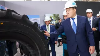Алихан Смаилов посетил машиностроительные объекты Карагандинской области