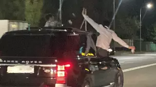 Высунулись из окон: владельца Range Rover оштрафовали в Алматы