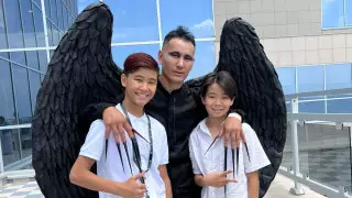 В роли модели папа: 15-летний казахстанский маникюрщик завоевал очередную победу на престижном конкурсе