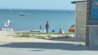 Женщина справила нужду на глазах у отдыхающих на пляже в Актау