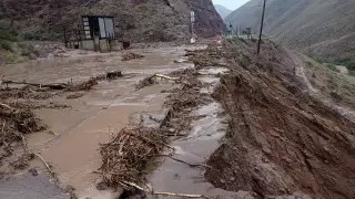 Туристы, застрявшие в пробке по дороге на Иссык-Куль, устроили концерт