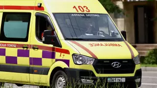 Авто скорой помощи опрокинулось после ДТП в Шымкенте