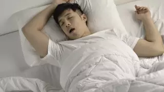 Чем опасен храп и как его лечить