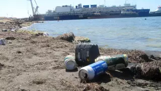 Превратившийся в свалку пляж показали жители Форт-Шевченко