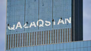 Почему стирают надпись Qazaqstan на "Абу-Даби Плаза"