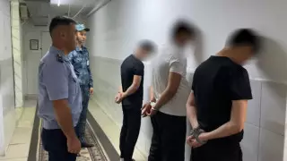 Объявлены в розыск трое мужчин, жестоко избившие посетителя кафе в Есике