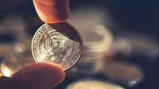 Названы официальные курсы доллара и рубля на 17 августа