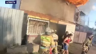 Пожарные Алматы успели спасти запертую в горящем доме девочку