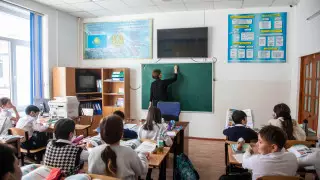 Жители села в Туркестанской области вынуждены посещать аварийную школу