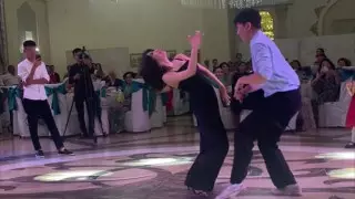 Тойcкая версия танца из "Криминального чтива" покоряет TikTok