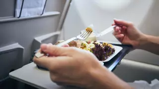 Врач рассказала, какую еду выбрать в самолете