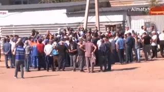 Несколько сотен сотрудников "Астана Тазалык" потребовали повысить зарплату