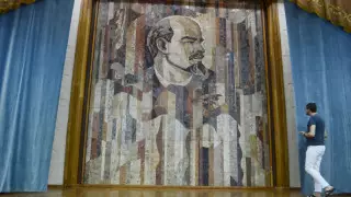 Пятиметровый Ленин и "римский" Уалиханов - открылась выставка художника Твердохлебова в Алматы