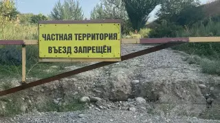 "Банк забрал общую дорогу". Алматинцы больше года не могут попасть на свои участки