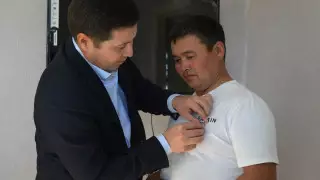 Сертификат и нагрудный знак вручили спасшему людей из горящего авто казахстанцу