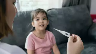 "Гулять на улице и купать". Педиатр рассказал, как лечить ОРВИ у детей