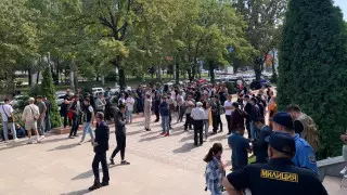 Конфликт на кыргызско-таджикской границе: кыргызстанцы идут в военкомат 