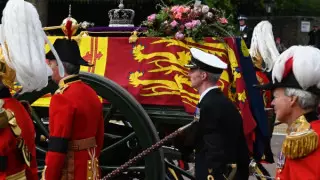 Гроб Елизаветы II опустили в королевский склеп