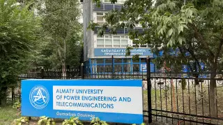 "Выгуливают собак, ночуют бомжи" - в алматинском вузе объяснили, почему вернули заборы