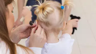 Можно ли прокалывать уши ребенку: ответ эксперта