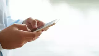 Эксперт объяснил, когда необходимо срочно отключать смартфон от интернета