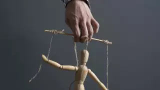 Осторожно, абьюзер: 4 признака, что партнер пытается вас контролировать