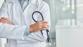 Трех врачей из России взяли на работу в инфекционную больницу в ЗКО