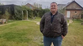 "Эти деньги не принесут счастья". Костанаец приютил у себя дома россиян