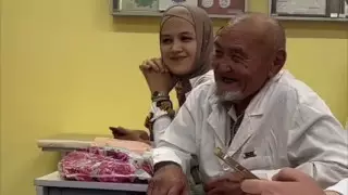 "Ставьте ему одни пятерки". 85-летний аташка-студент растрогал TikTok