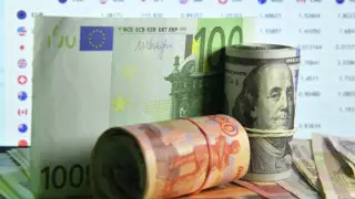 Названы официальные курсы доллара и рубля на выходные