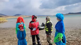 Спасатели привлекли "русалок" для обучения рыбаков правилам безопасности