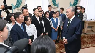 Токаев поздравил казахстанских учителей с праздником